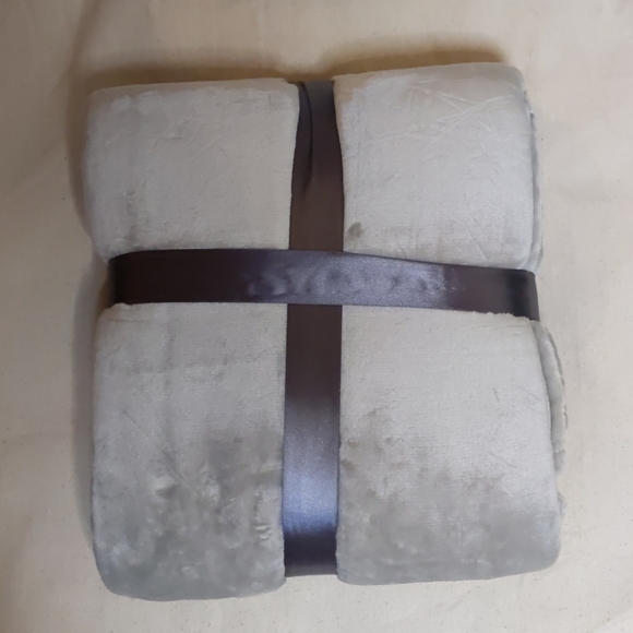 Bella Russo Bedding Bella Russo Fleece Blanket Newlight Gray Poshmark